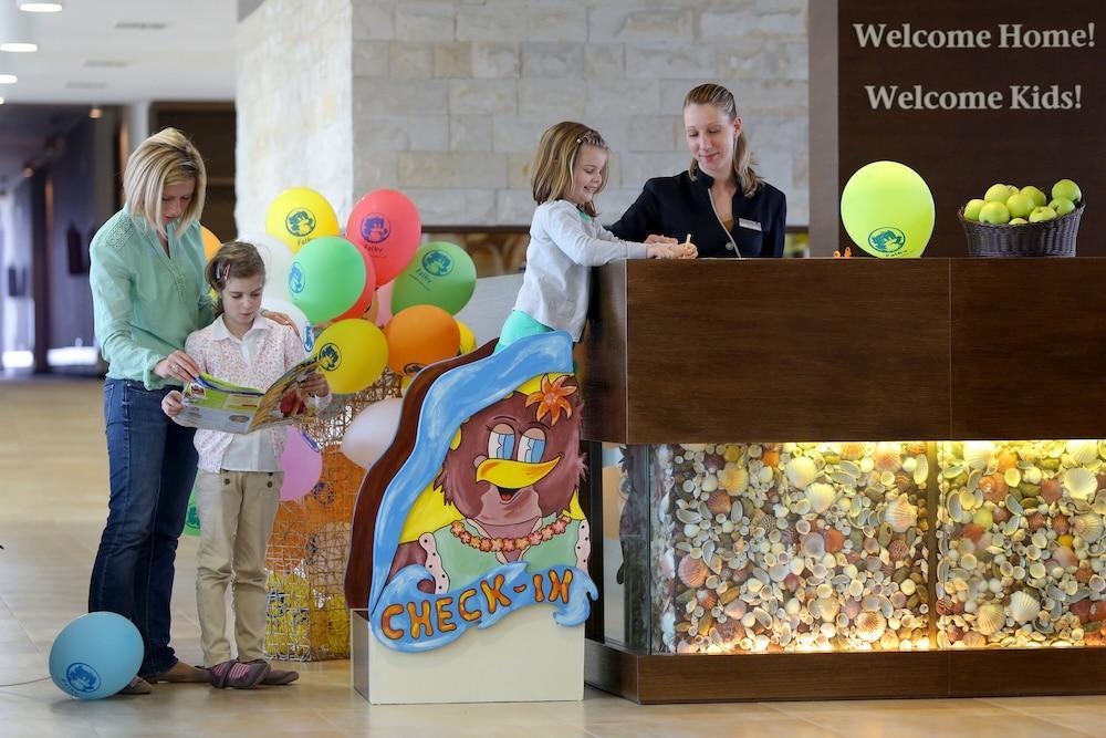 Falkensteiner Family Hotel Diadora Petrcane Buitenkant foto Check-in at the Welcome Hotel