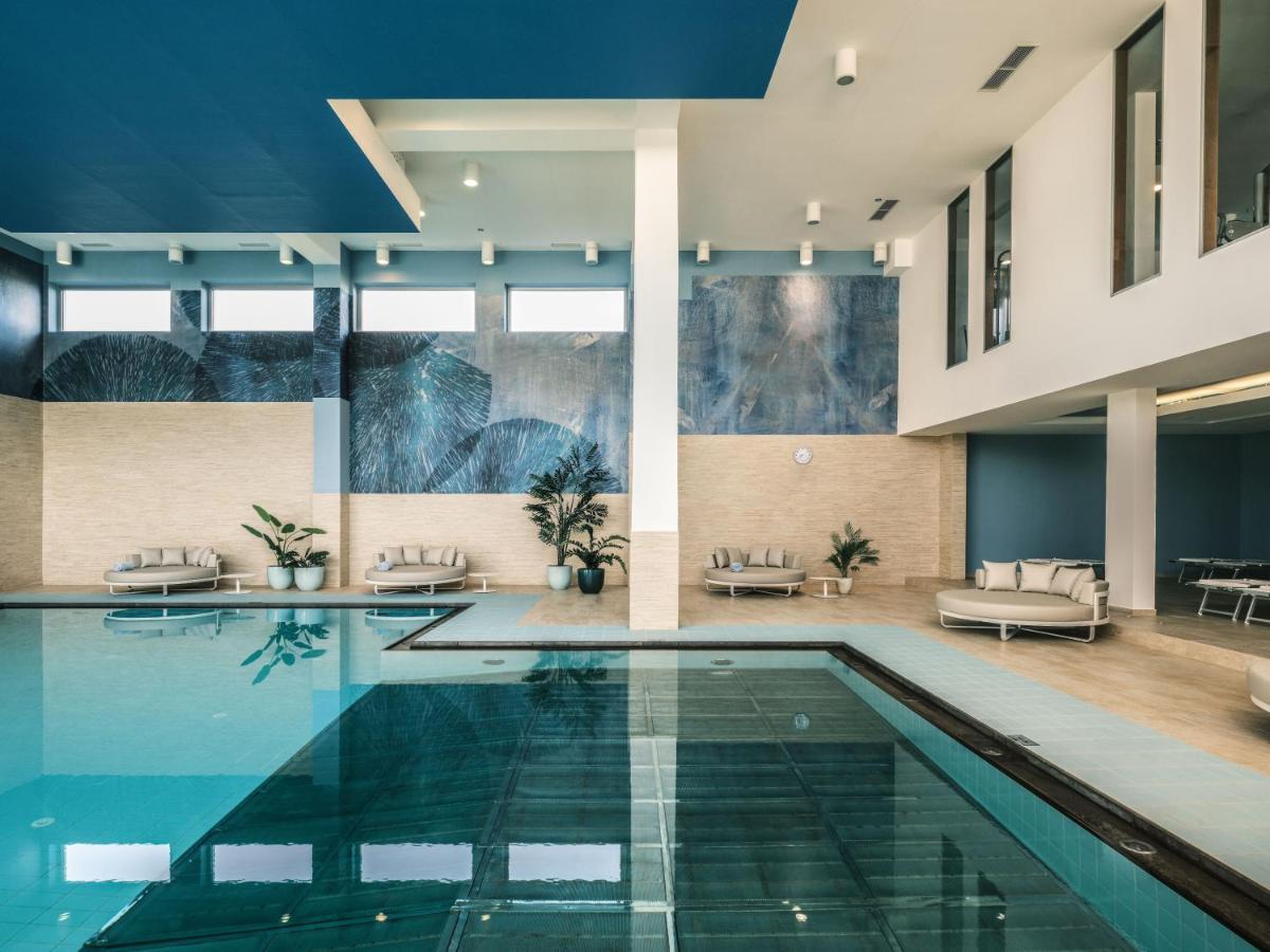 Falkensteiner Family Hotel Diadora Petrcane Buitenkant foto The swimming pool at the hotel