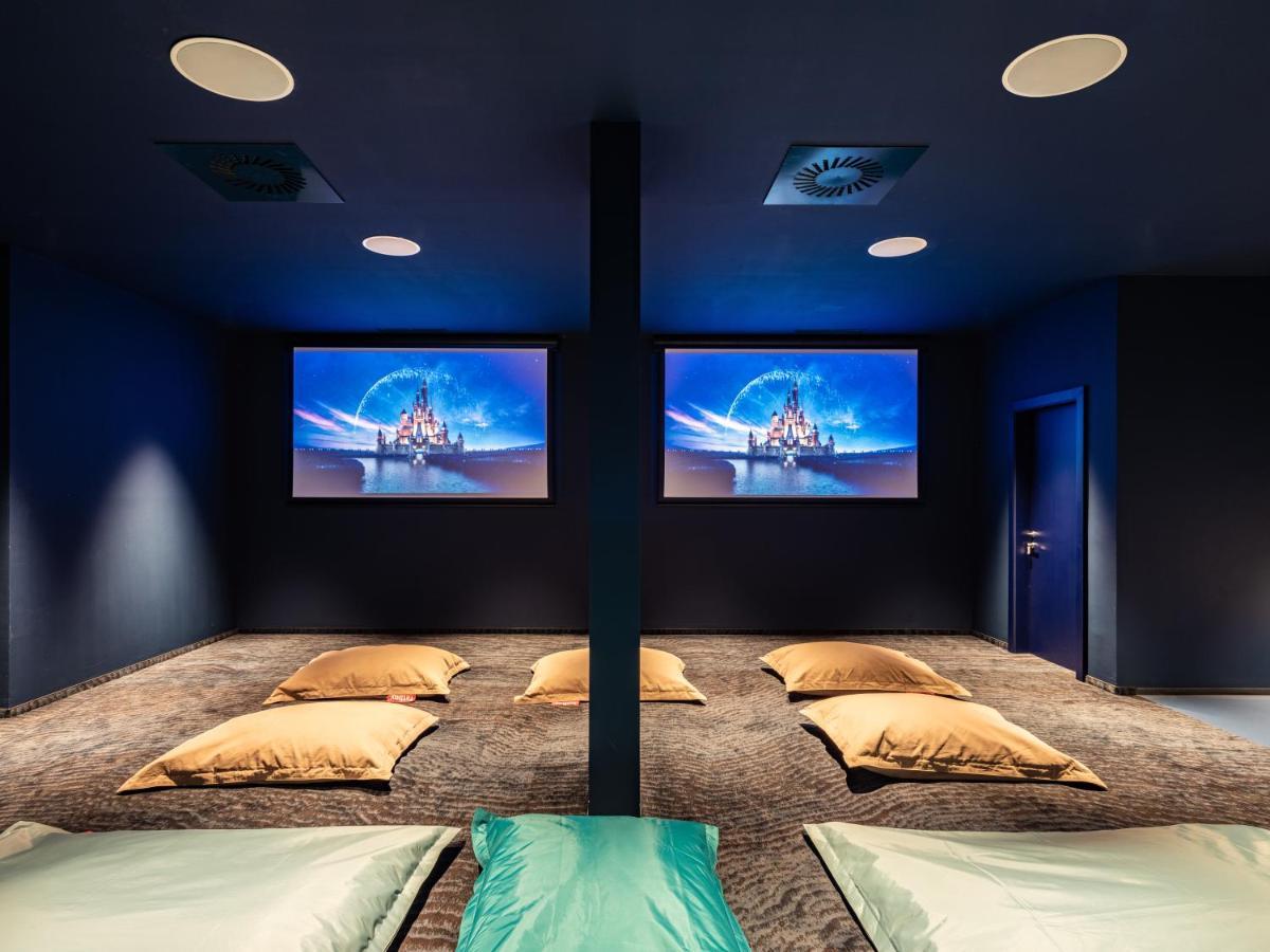 Falkensteiner Family Hotel Diadora Petrcane Buitenkant foto A home theater with a projector