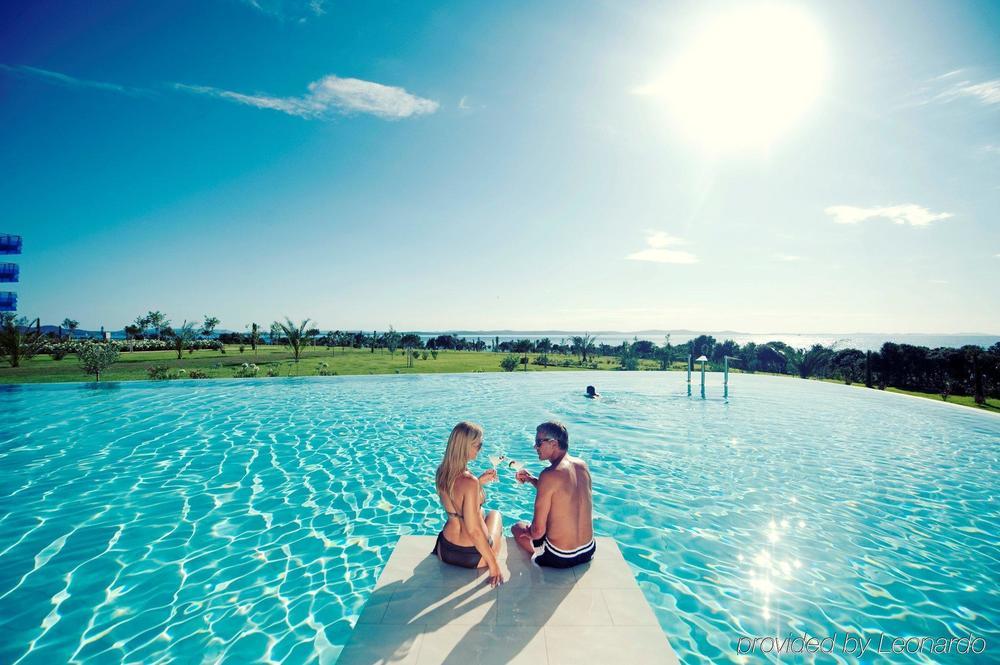Falkensteiner Family Hotel Diadora Petrcane Buitenkant foto Infinity pool