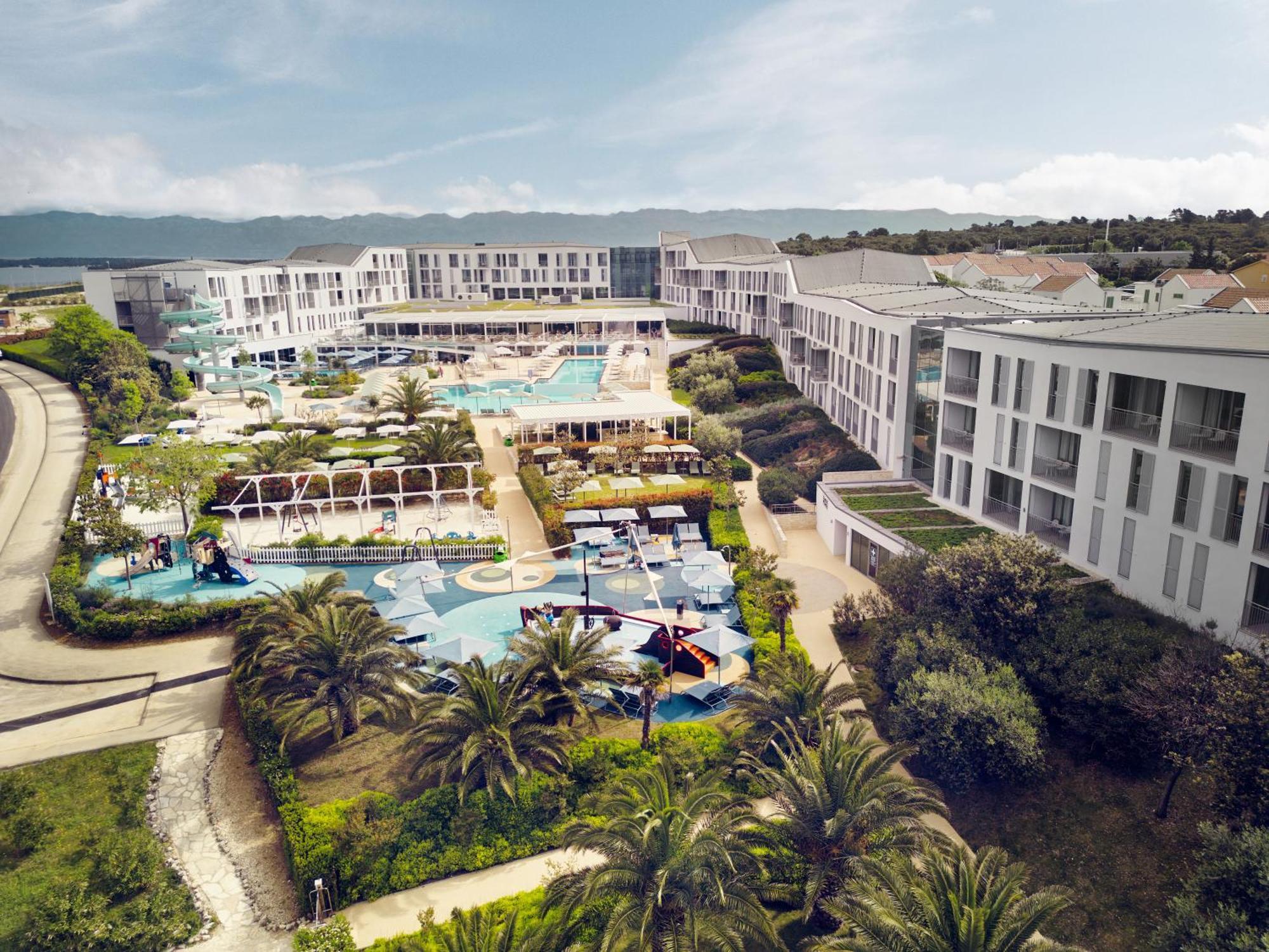 Falkensteiner Family Hotel Diadora Petrcane Buitenkant foto The resort's main building