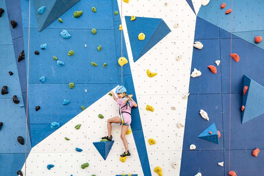 Falkensteiner Family Hotel Diadora Petrcane Faciliteiten foto Climbing wall
